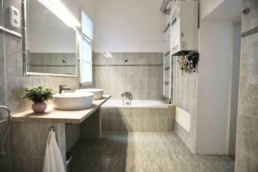 Unwind In Style W Sauna Dsgn 2br * Budapest
